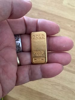 This decorative replica gold bar (made of titanium alloy) can be worn as a pendant.