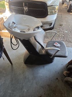 Salon chair