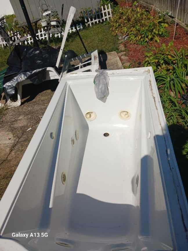 Jacuzzi Tub For Free!!!!!!!! Pick Up Only