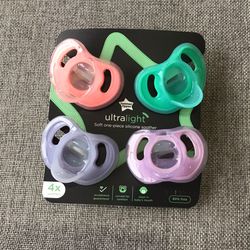 4 Pacifiers For +18 Months