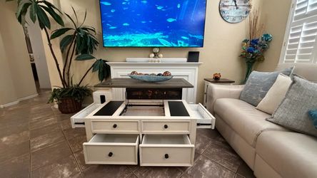 Boulanburg lift top coffee table in excellent condition
