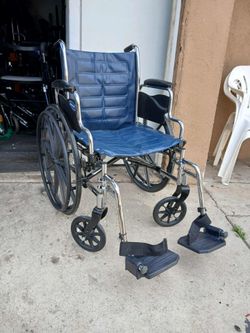 INVACARE WHEELCHAIR 18" WIDTH REGULAR FOOTREST