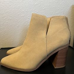 Botas De Mujer Size 71/2 $20 New