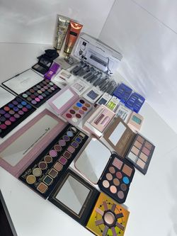 Large Makeup & Beauty Bundle – Eyeshadow Palettes, Brushes, Nails & More