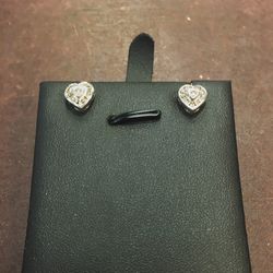 14KWG Diamond Heart Shape Earrings