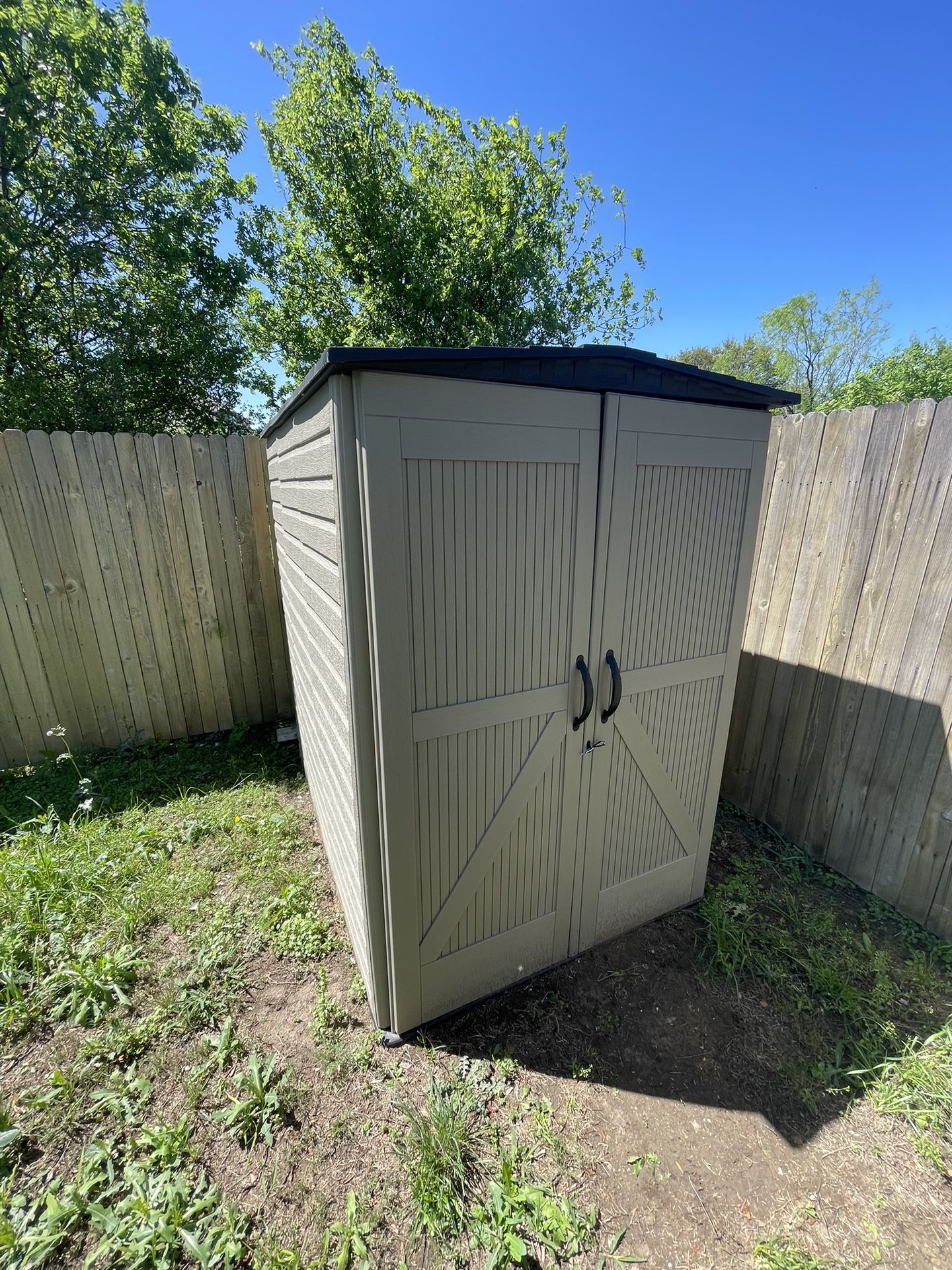 Rubbermaid Large Horizontal Resin Weather Resistant Outdoor Storage Shed,  32 cu. ft., Olive Steel/Sandstone for Sale in Hollywood, CA - OfferUp