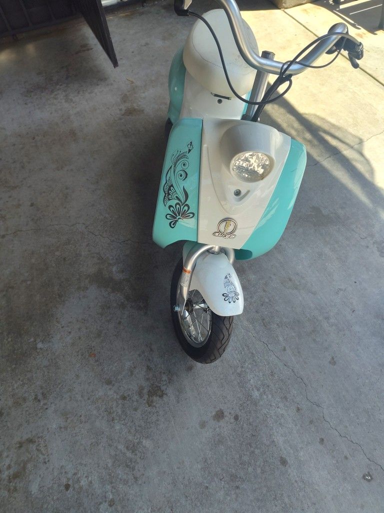 Scooter Eléctrica Para Niños En Buenas Condiciones Está Nueva