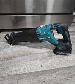 Makita xrj05 18V LXT Cordless Brushless Reciprocating Saw with 18v 4ah battery perfect condition