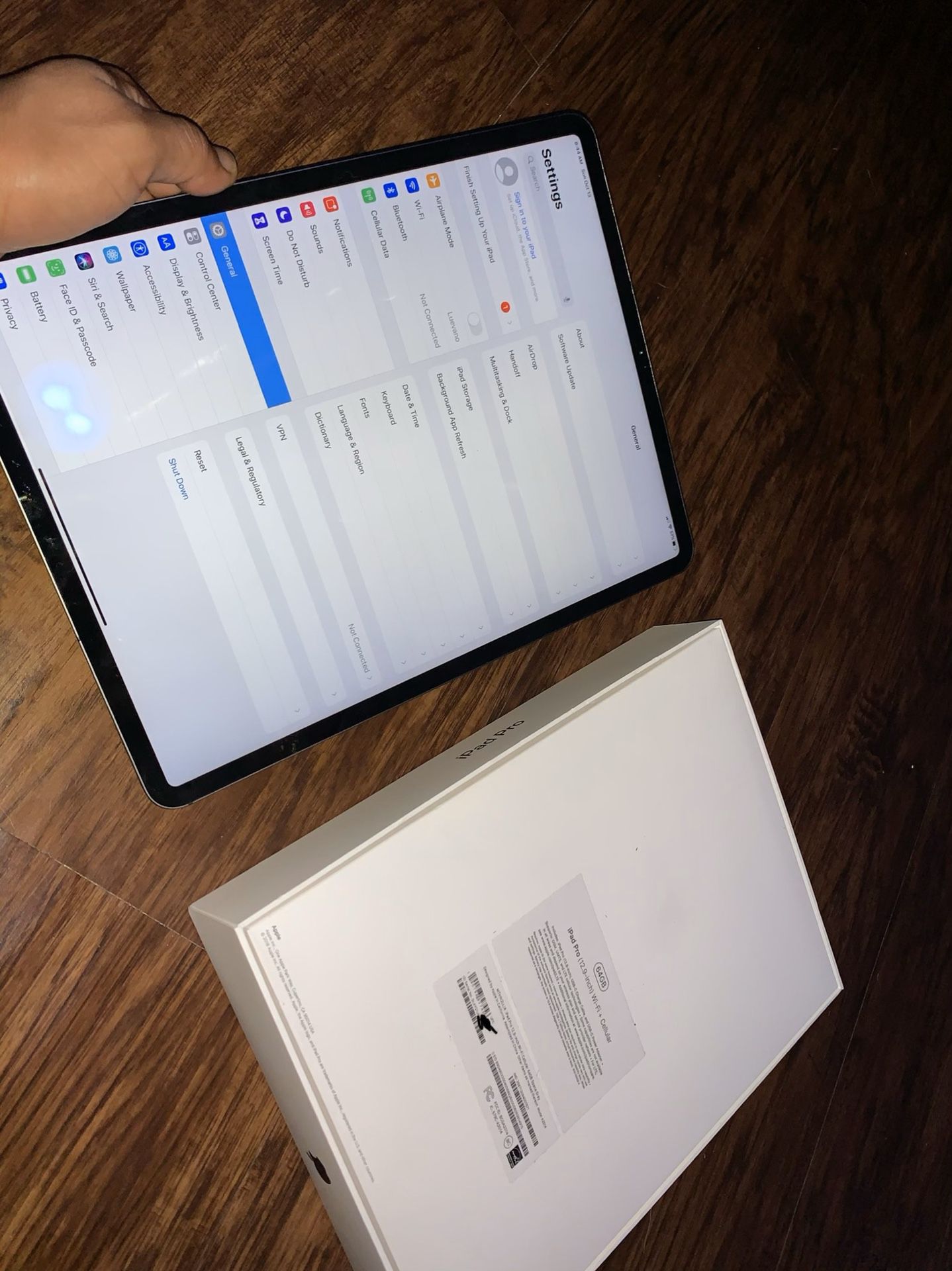 12.9’ 3rd Gen. iPad Pro 64gb Cellular/WiFi w/box and charger(Under Warranty)(Like New)