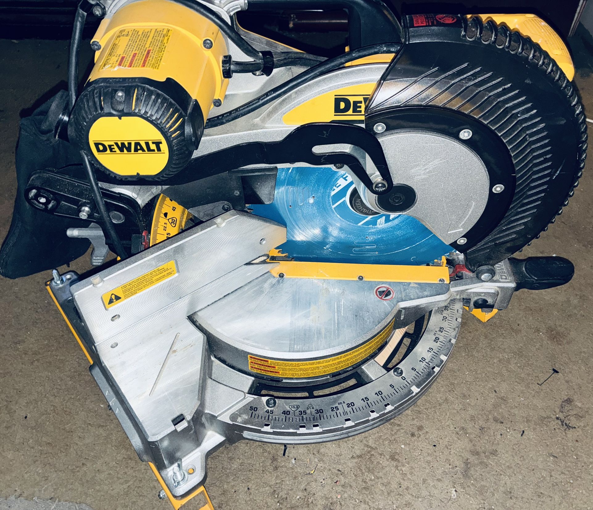 DEWALT 12" (305MM) DOUBLE BEVEL SLIDING COMPOUND MITER SAW “COMES WITH BLADE INCLUDED AND-ATTACHED ”