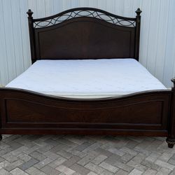 Nice King size bed, wood, mattress and boxspring included. I can deliver for an additional cost. In very good condition. It’s not new ok. Price $200. 