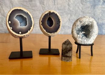 Geodes various on stands