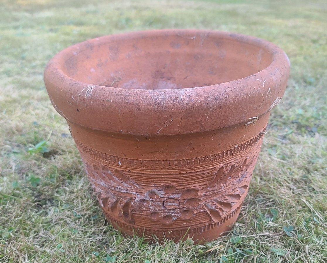 Nice Terra Cotta Flower Pot With 1 Drain Hole With Flower Design 