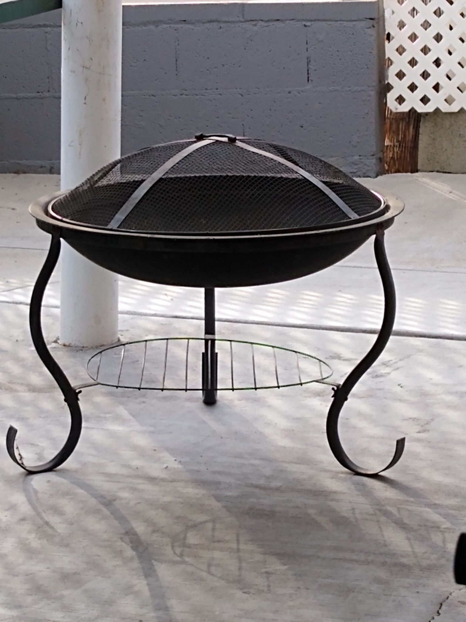 Outdoor fire pit