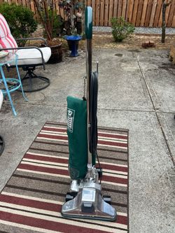 Commercial Royal Stand up Vacuum 882T