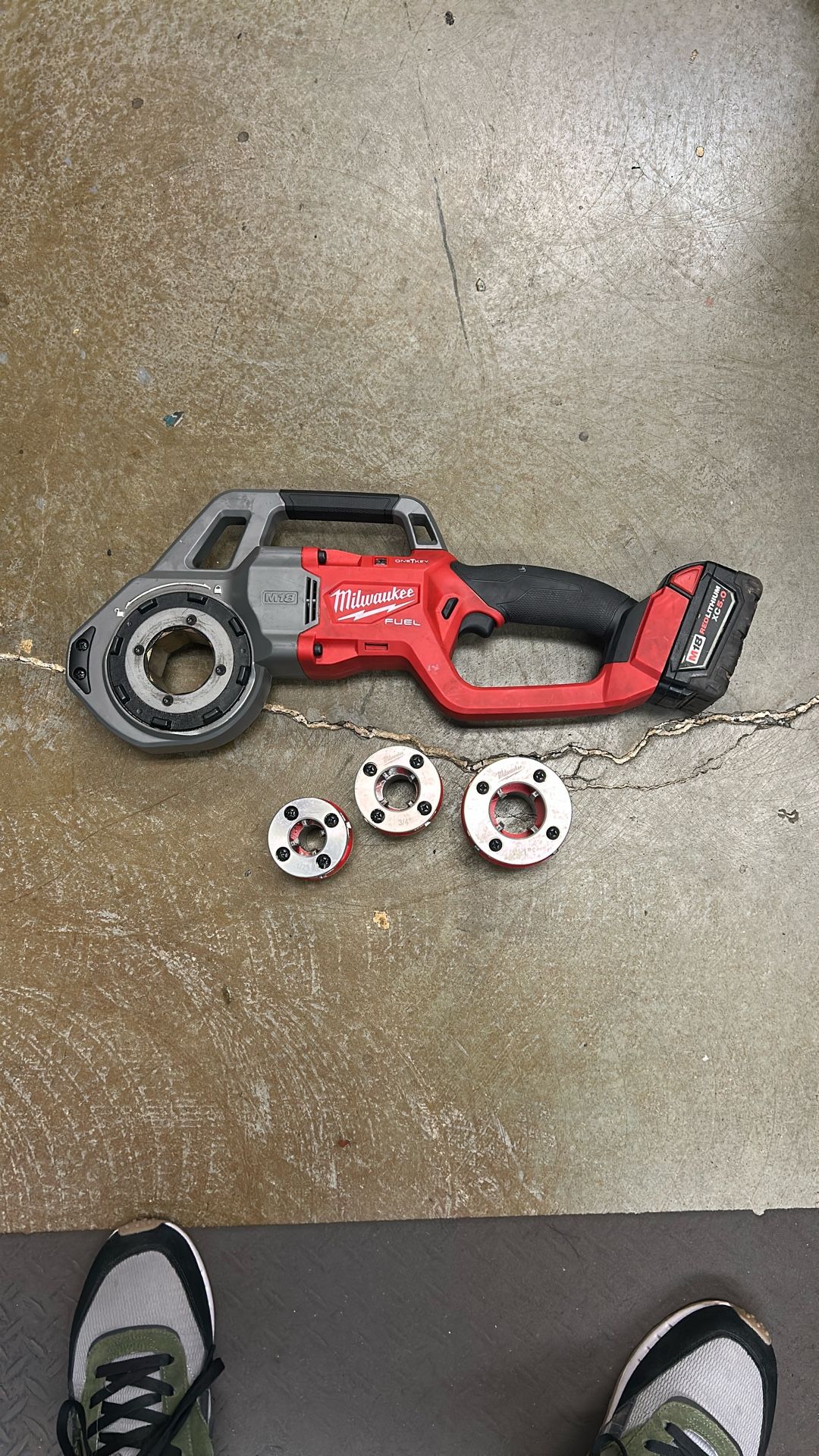 Milwaukee Fuel 2870-20 Compact Pipe Threader With Three Bits Half Inch Three-Quarter Inch 1 Inch And One XC 5.0 battery