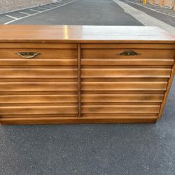 Beautiful 6 Drawer Dresser Made Of Solid Wood/ Bonito Tocador De 6 Cajones Hecho De Madera Solida