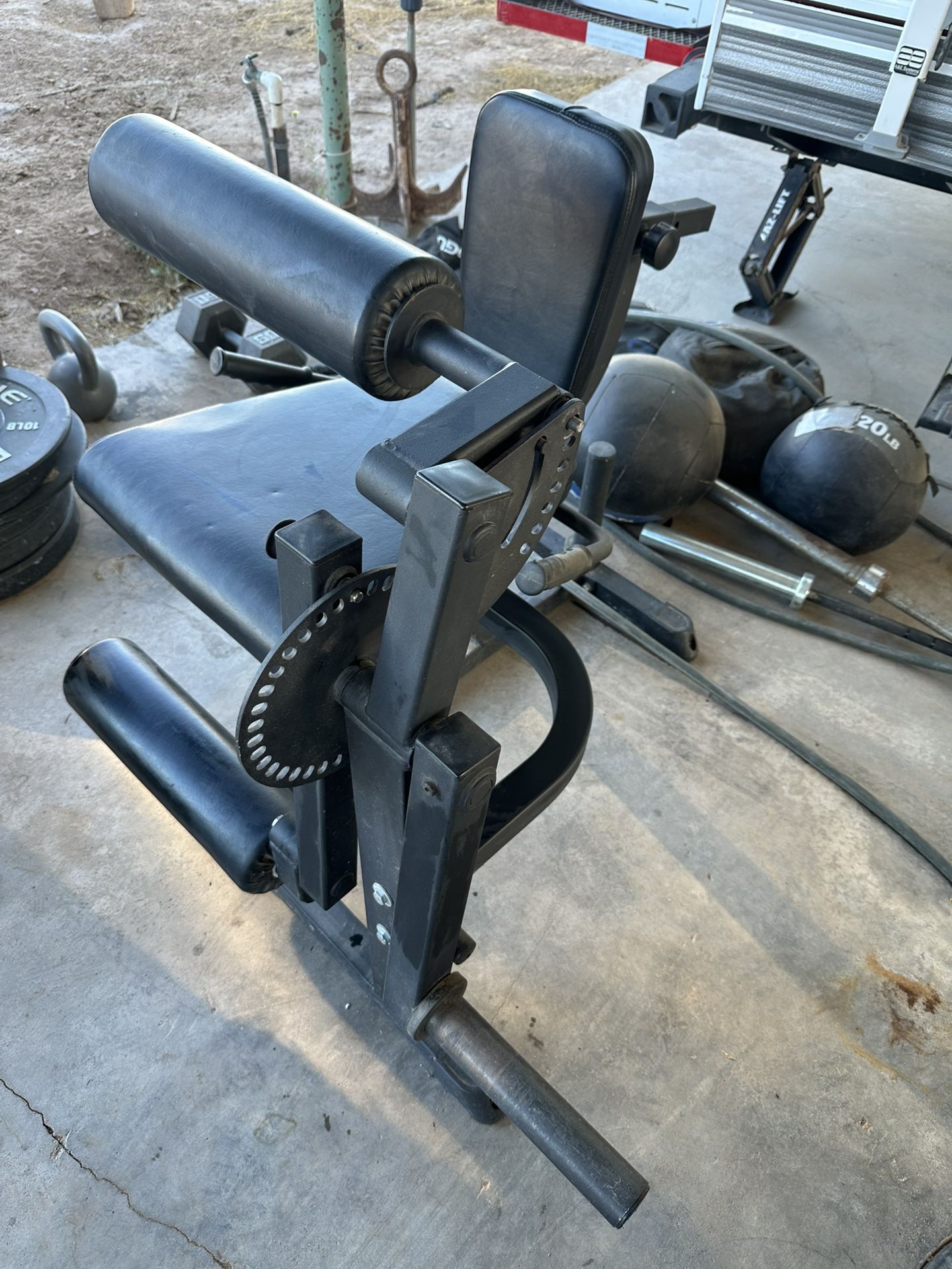 Leg extension/curl machine