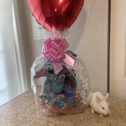 Character baskets with plush for all occasions