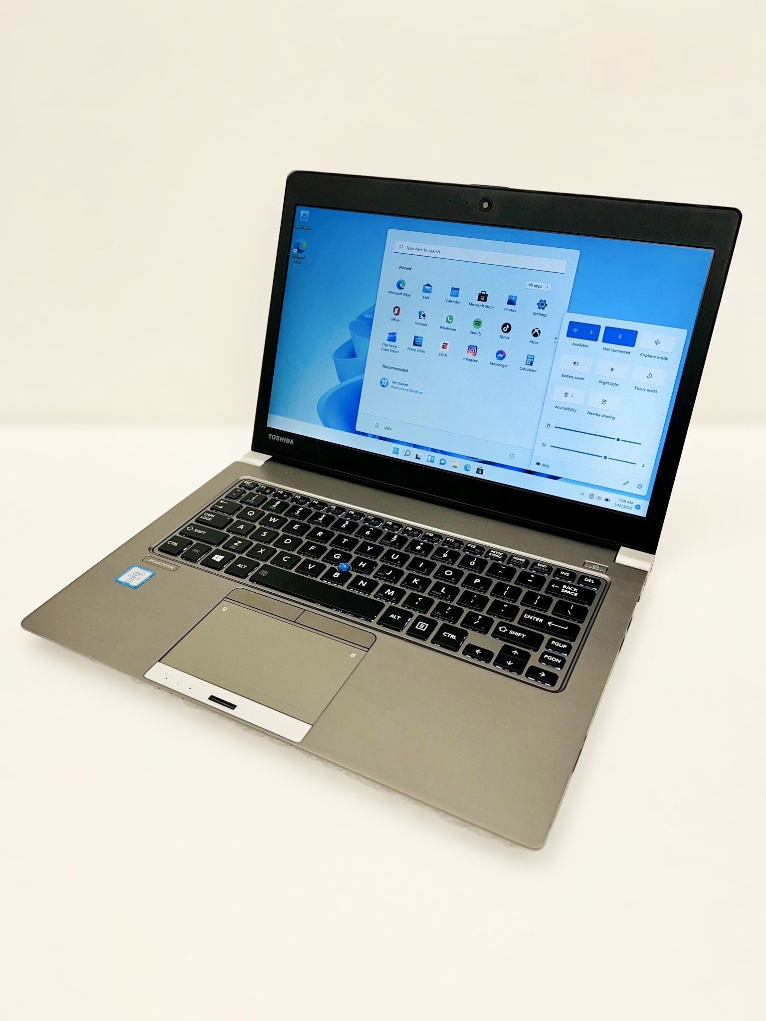 Toshiba i7 vPro laptop / Windows 11 Pro / SSD 256GB / RAM 16GB / Camera / Bluetooth / HDMI/ Antivirus / Fingerprint / Backlit / Charger