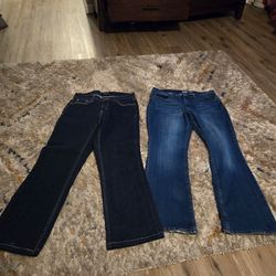 2 bootcut jeans 1 levis and the Lee in good condtion