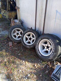 I have three wheels with a tire in good condition for $ 150