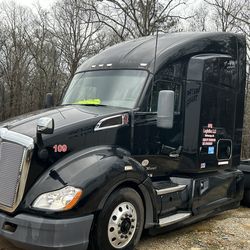 Black 2019 Kentworth T680  automatic  sleeper