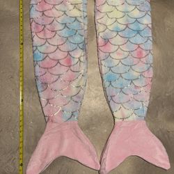 2 Children's Mermaid Tail Wearable Blankets for Kids with Metallic detailing by Cosikset