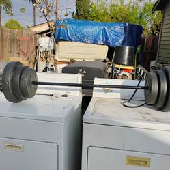 Barra con 100 libras en pesas