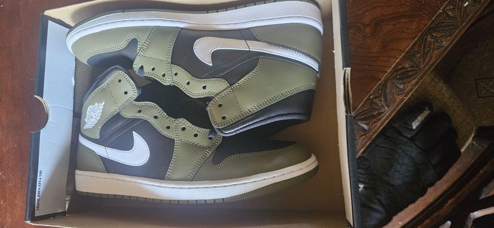 AIR JORDAN 1 | 10½ | BRAND NEW 