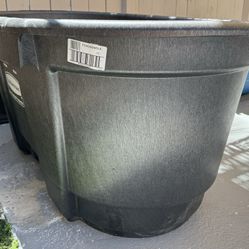 100 Gallons Rubbermaid Stock Tank