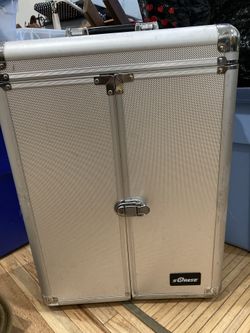 Sorise wheeled makeup case