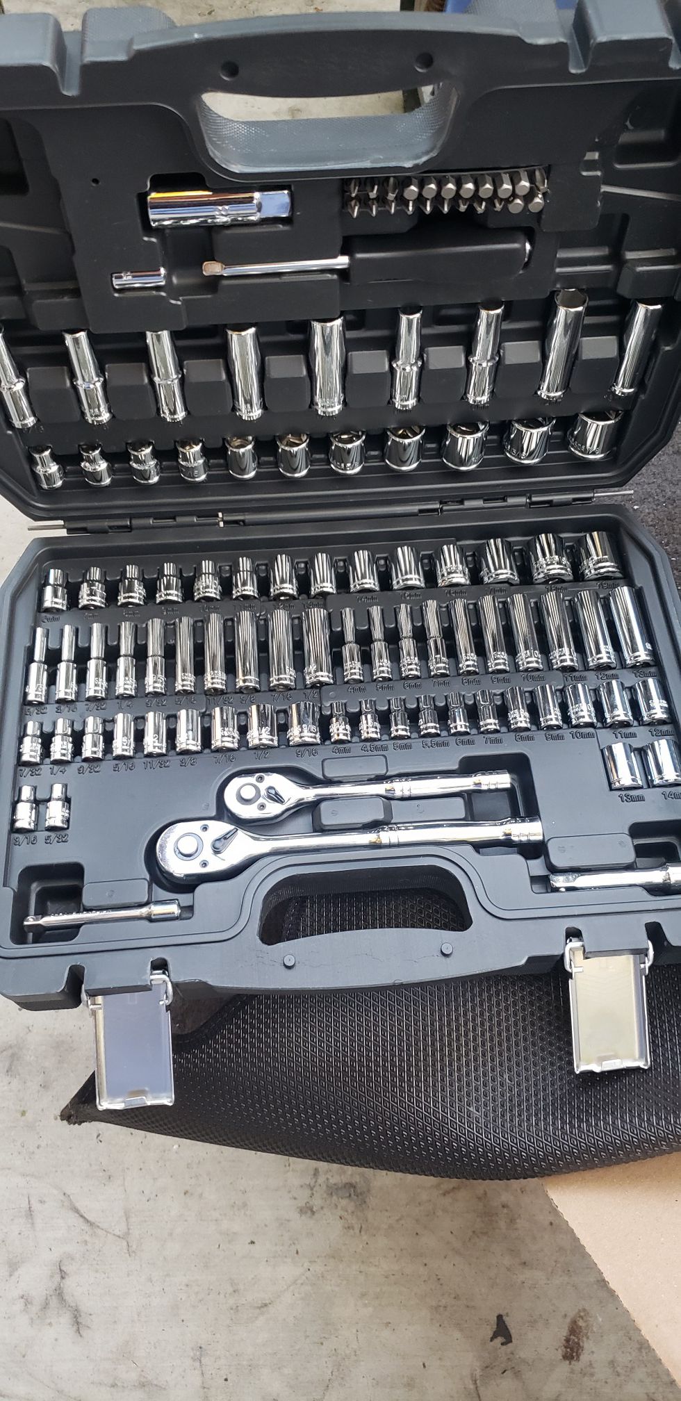 Brand New Mechanic Tool Set 3/8 in. and 1/4 in. Drive Socket Set with 3/8 Ratchets.