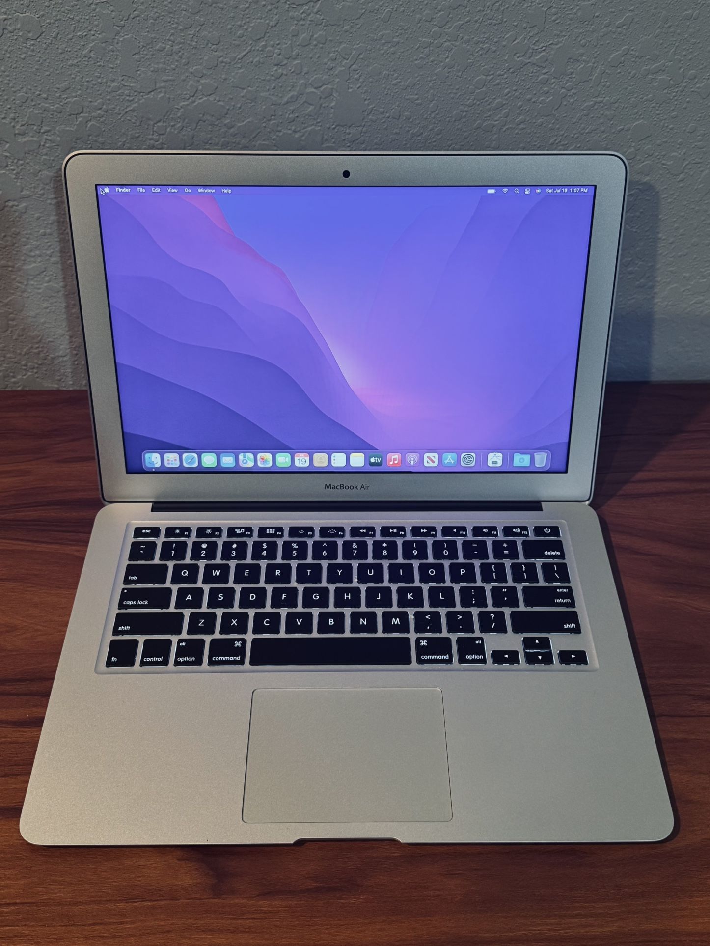 MacBook Air 2017 - 13 Inch / Core i5 / 8GB Mem / 128GB SSD / macOS Monterey