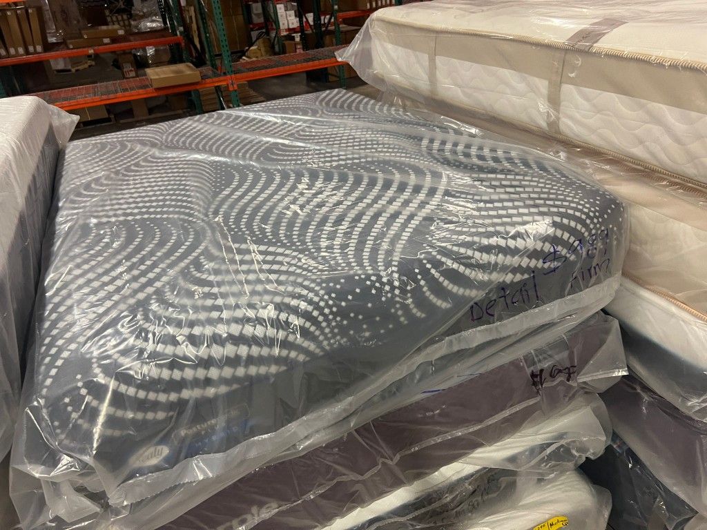 Queen mattress Sealy posturepedic plus hybrid high point $889