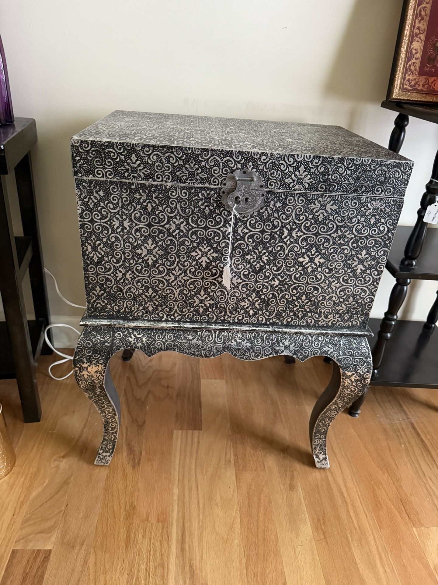 Accent Table W/storage