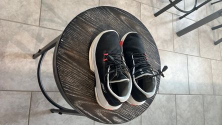 Size 4 youth nice shoes no tares no scuffs