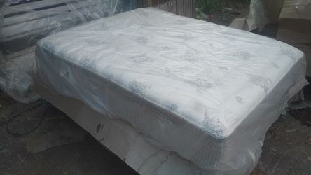 Hampton Rhodes Queen Size Pillow Top Mattress 