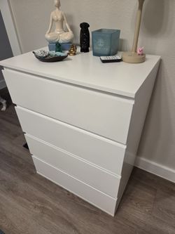 Modern White 4-Drawer Dresser / Chest of Drawers – Excellent Condition