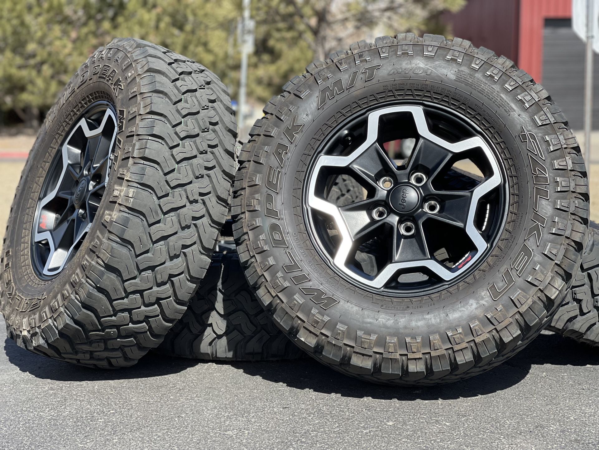 Set of 5 OEM 17” Jeep Wrangler Rubicon JL Wheels 5x127 rims M/T 285/70R17 Tires 4xe Gladiator