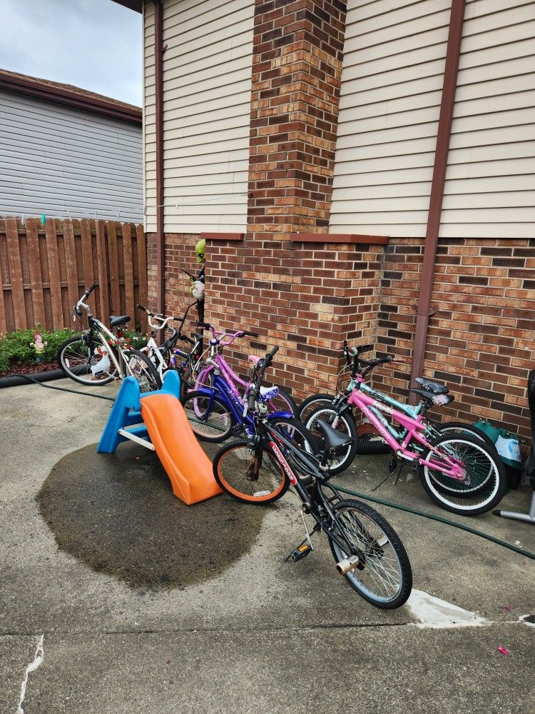 Garage Sale 5920 W 75th Pl, Burbank, IL 60459