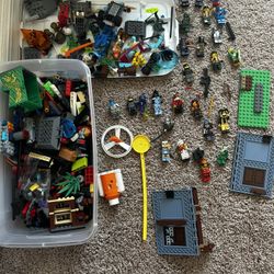 Hary Porter House Legos. Legos Mini Figures, And Other Miscellaneous Legos 