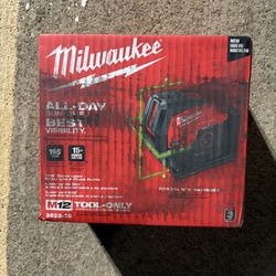 Milwaukee M12 Green Cross Line & Plumb Points Laser