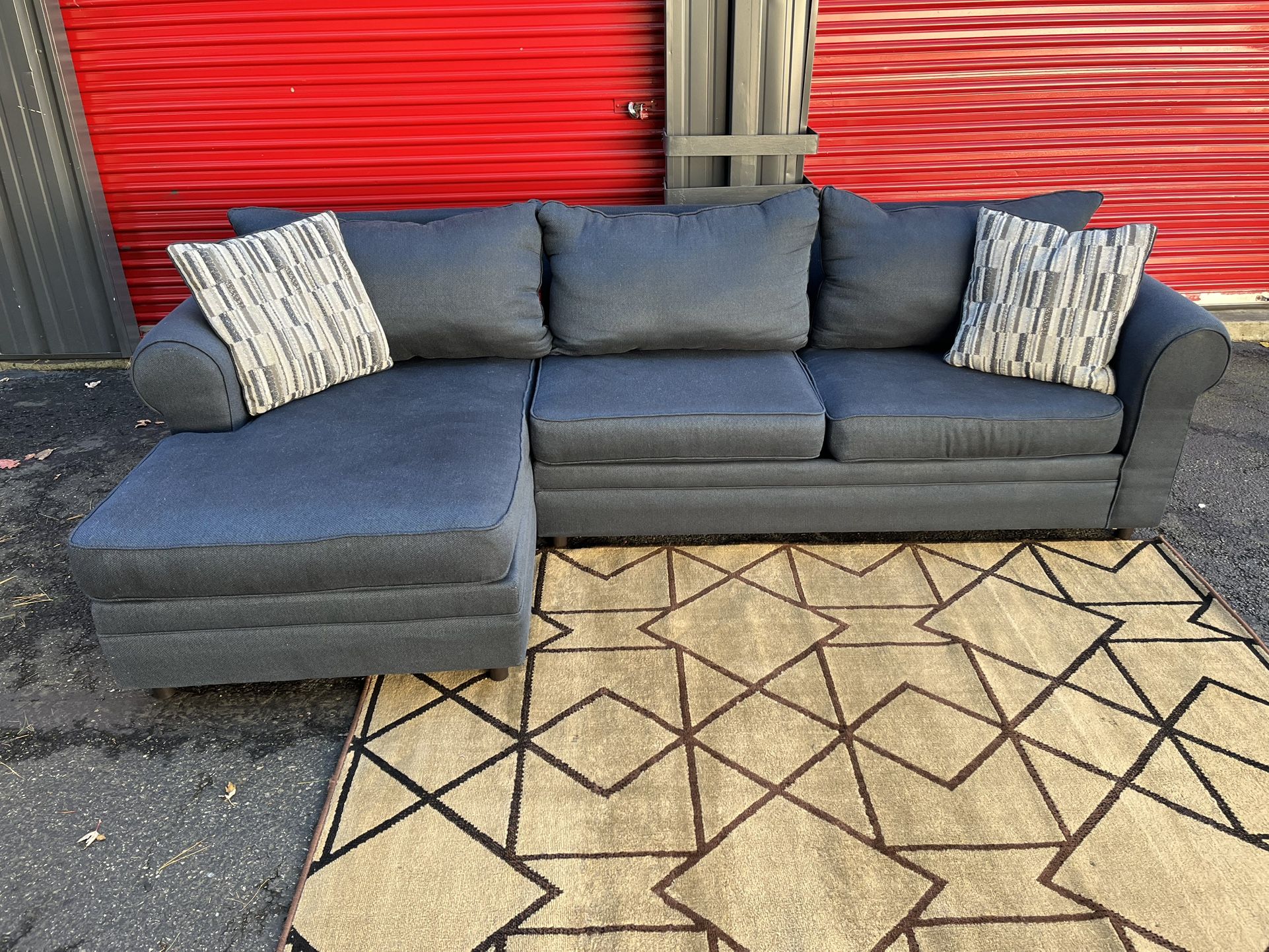 Sectional Couch !! Delivery Available 🚚!! Dimensions: 115” Length x 33” Height x 37” Depth ( 61” Depth Chaise)