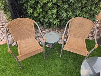 2 exterior chairs and table