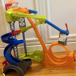 Fisher-Price Little People Hot Wheels Spiral Stunt Speedway Toddler Race Track