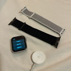 40mm Apple Watch SE with Charger And Bands