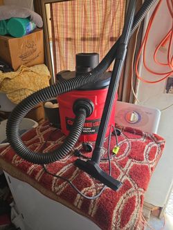 Genie Wet/Dry vacuum medium sized