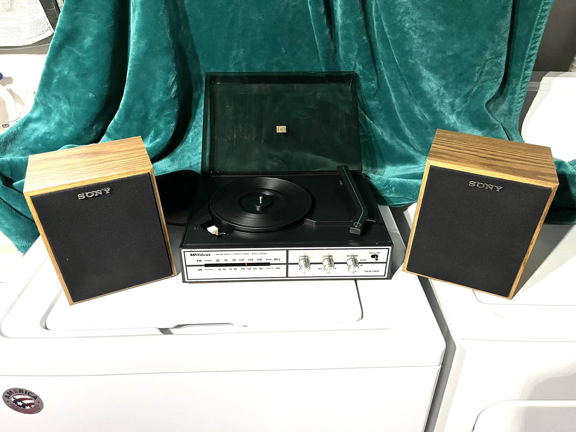 Vintage 1960’s Wildcat Record Player With Sony Speakers
