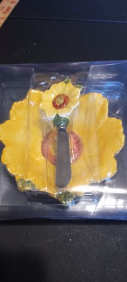 Bright And Beautiful Boston International Sunflower Dish And Matching Spreader